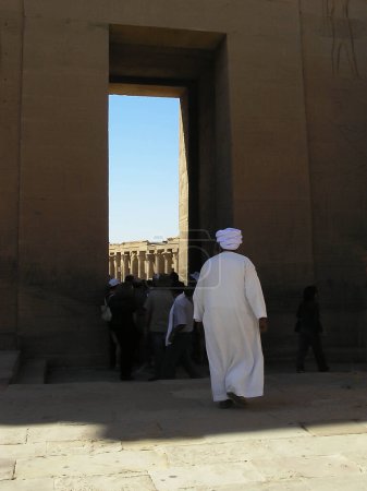 Foto de Egipcio vistiendo un turbante visitando el templo Philae, Egipto, África - Imagen libre de derechos