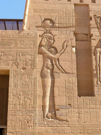 Téléchargez les photos : Bas-relief de hathor, dame du ciel, déesse du soleil, déesse de la lune, temple philae, égypte, Afrique - en image libre de droit