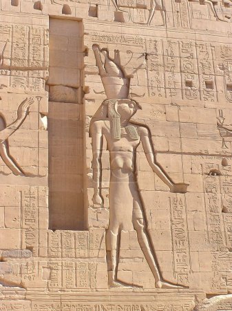 Téléchargez les photos : Horus dieu fauconne-tête homme avec le symbole de la vie (Ank) dans sa main - Temple Philae, Egypte, Afrique - en image libre de droit