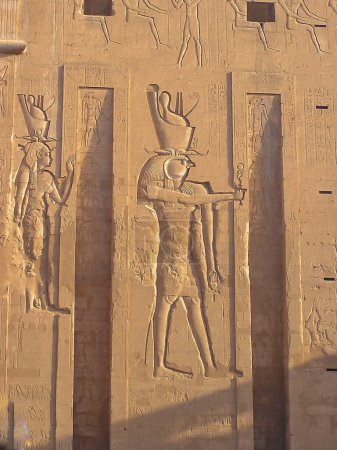Foto de Bajorrelieve de dios horus, halcón hombre de cabeza en templo de edfu, Egipto, África - Imagen libre de derechos