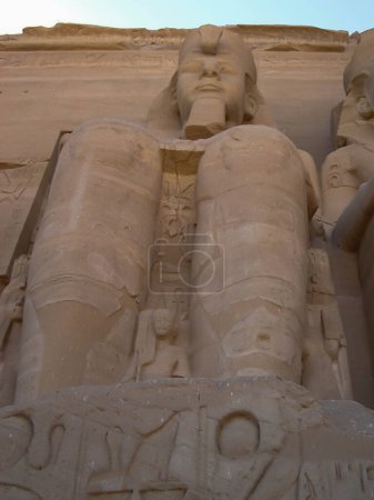 Foto de Vista cercana de la estatua del faraón Ramsés en abu simbel templo, Egipto, África - Imagen libre de derechos