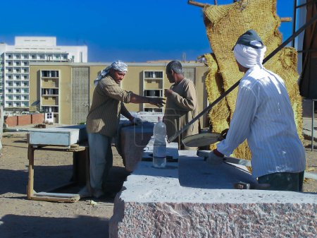 Foto de Cortador de piedra de granito en Asuán, preparando un simposio internacional, Egipto - Imagen libre de derechos