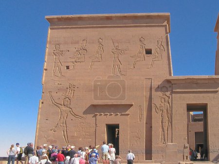 Téléchargez les photos : Touristes visitant le temple Philae sur l'île d'Agilkia, dédié au dieu Osiris, Egypte, Afrique - en image libre de droit