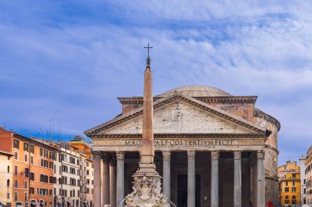 Foto de El famoso Panteón, uno de los sitios más vistos con obelisco en frente, Roma, Italia. Unesco Patrimonio de la Humanidad - Imagen libre de derechos