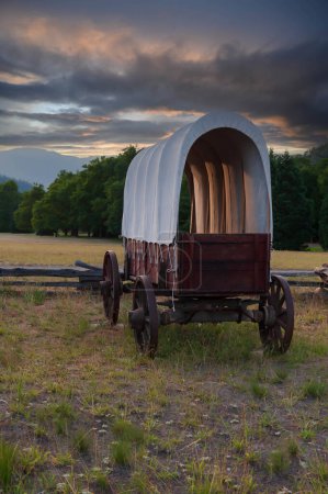 Foto de Antiguo vagón cubierto occidental, Valley of the Rogue, Oregon, Estados Unidos - Imagen libre de derechos