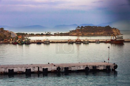 Foto de Vista panorámica del puerto de Kusadasi en la madrugada en Turquía Costa de Anatolia cerca de la antigua ciudad de Éfeso - Imagen libre de derechos