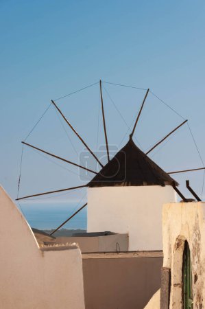 Foto de Primer plano de Molino de viento en Santorini, Oia, Grecia - Imagen libre de derechos