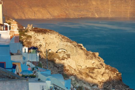 Foto de Casas e iglesias de color pastel sobre la caldera del pueblo de Oia en Santorini, Grecia - Imagen libre de derechos
