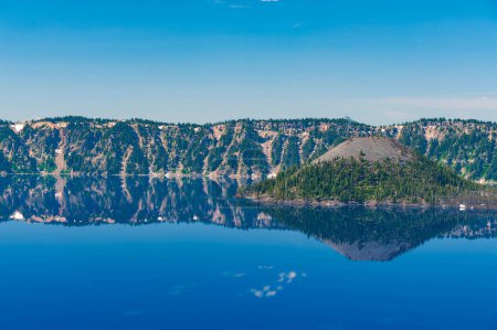 Foto de Vista panorámica del lago del cráter con reflejos de las montañas, Oregon, USA, Oregon, USA - Imagen libre de derechos