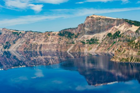 Foto de Vista panorámica del lago del cráter con reflejos de las montañas, Oregon, EE.UU. - Imagen libre de derechos