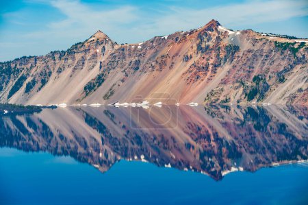 Foto de Reflejos de las montañas en Crater Lake, Oregon, EE.UU. - Imagen libre de derechos