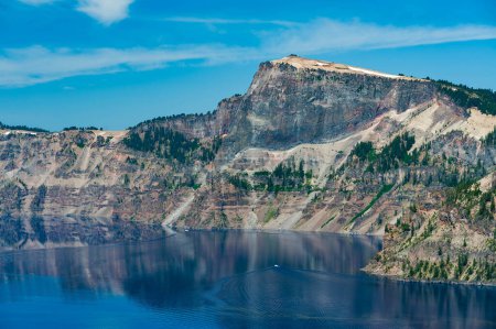 Foto de Vista panorámica del lago en el parque nacional del lago del cráter, Oregon con el barco de crucero, Estados Unidos - Imagen libre de derechos