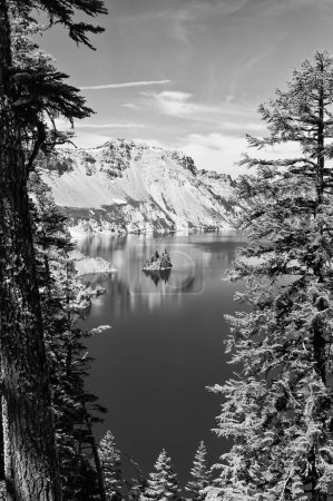 Foto de Reflejos del borde y la isla del mago en el cráter Lakein blanco y negro, Oregon, EE.UU. - Imagen libre de derechos