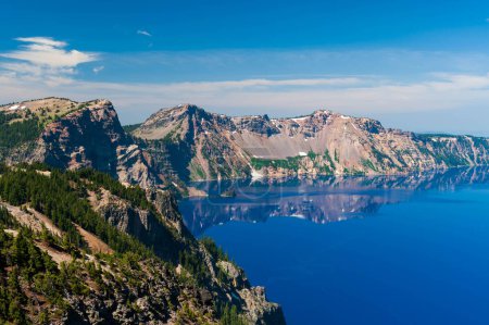 Foto de Barco fantasma y reflexiones de las montañas en Crater Lake, Oregon, EE.UU. - Imagen libre de derechos