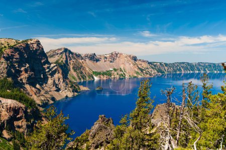Foto de Vista panorámica del borde y la isla Wizard en Crater Lake, Oregon, EE.UU. - Imagen libre de derechos