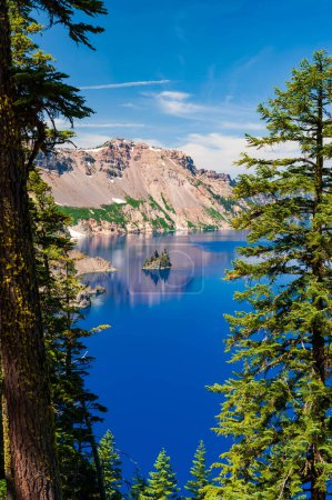 Foto de Parque Nacional del Lago del Cráter en Oregon, Estados Unidos - Wizard Island - Imagen libre de derechos