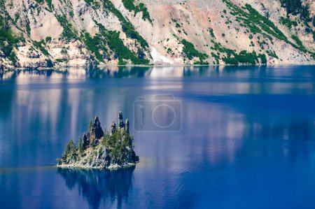 Foto de Vista cercana de Phantom ship o Wizard island en Crater Lake, Oregon, Estados Unidos - Imagen libre de derechos