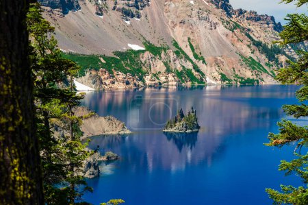 Foto de Reflexiones del borde y la isla del mago en Crater Lake, Oregon, EE.UU. - Imagen libre de derechos
