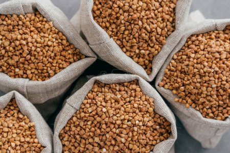Pequeñas bolsas de lino rellenas de trigo sarraceno crudo para su alimentación saludable. Agricultura y agricultura. Alforfón sin cocer. Productos dietéticos
