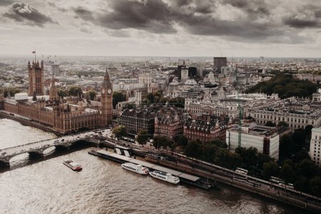 Schöne Aussicht auf London mit seinen berühmten Bauwerken: Big Ben, Palace of Westmisnter, Westmisnter Bridge unter freiem Himmel. Außenaufnahme der britischen Hauptstadt.