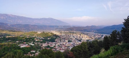 Téléchargez les photos : Berat, Albanie - 5 juin 2022 : Vue panoramique de Berat au coucher du soleil depuis le château de Berat - en image libre de droit
