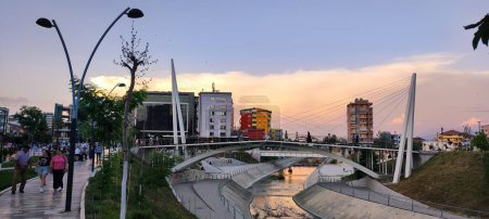 Téléchargez les photos : Fier, Albanie - 7 Juin 2022 : Fier centre-ville au coucher du soleil - en image libre de droit