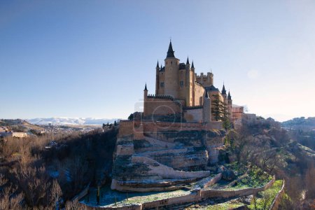 Segovia, Spanien - 4. Januar 2022: Alcazar von Segovia an einem sonnigen Wintertag mit dem Guadarrama-Gebirge im Hintergrund