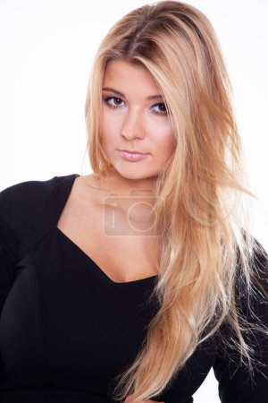 Téléchargez les photos : Portrait de beauté attrayant jeune adulte jolie fille blonde sur fond clair - en image libre de droit