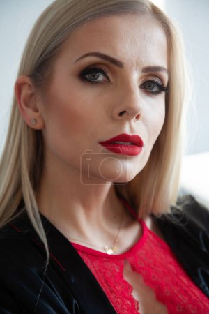 Foto de Primer plano retrato de atractiva joven rubia mujer adulta con hermosos labios rojos perfectos - Imagen libre de derechos