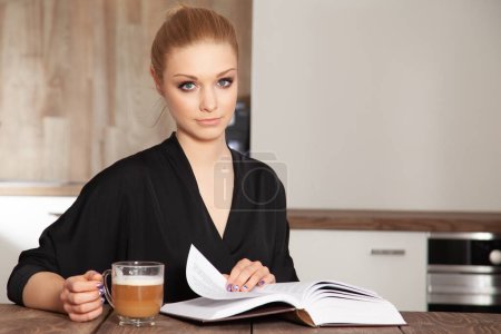 Foto de Retrato de joven atractiva estudiante rubia bonita lectura libro - Imagen libre de derechos