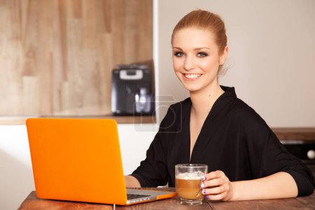 Téléchargez les photos : Attractive yopung pretty blonde student girl in blach shirt working on computer - en image libre de droit
