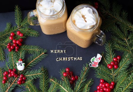 Téléchargez les photos : Marshmellou cacaoyers chauds en arrière-plan. L'inscription Joyeux Noël
. - en image libre de droit