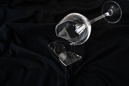 Foto de Una copa de vino rota yace sobre un fondo negro - Imagen libre de derechos