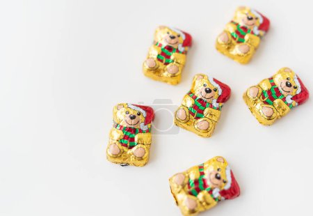 Téléchargez les photos : Rivne, Ukraine - 18 décembre 2022 : Ours en peluche au chocolat dans un paquet de Noël sur fond blanc. Charmante Lindt au chocolat et un délicieux cadeau - en image libre de droit