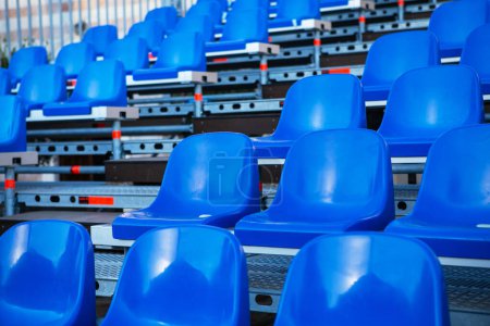 Téléchargez les photos : Rangées de sièges bleu foncé sur le stade - en image libre de droit