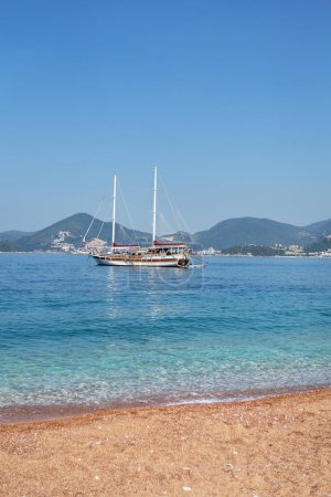 Die berühmte Ferieninsel St. Stephen in der Adria, Montenegro. Seeurlaub-Konzept, Yacht im Meer