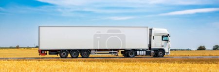 Téléchargez les photos : Camion sur la route avec ciel bleu et fond de nuages blancs - en image libre de droit
