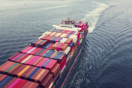 Téléchargez les photos : Navire porte-conteneurs quittant le port. Logistique internationale et transport importation et exportation. - en image libre de droit