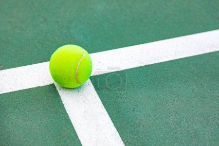 Foto de Pista de tenis y pelota - Imagen libre de derechos