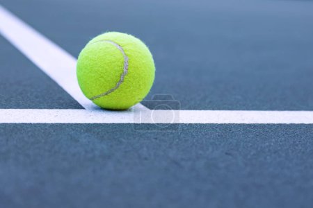 Foto de Pelota de tenis en la cancha - Imagen libre de derechos