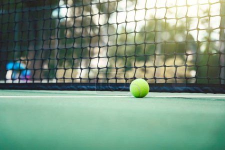 Foto de Pelota de tenis en la cancha - Imagen libre de derechos