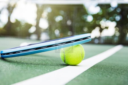 Foto de Raqueta de tenis y pelota en la cancha - Imagen libre de derechos