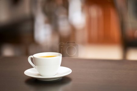 Foto de Copa blanca de café en la mesa de madera en la cafetería. - Imagen libre de derechos