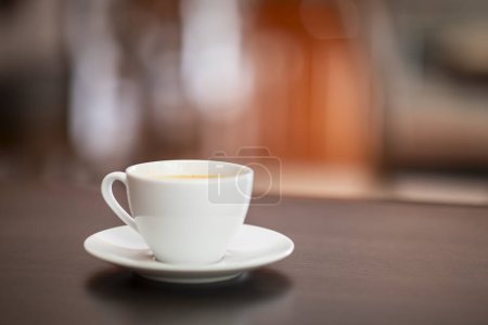 Foto de Copa blanca de café en la mesa de madera en la cafetería. - Imagen libre de derechos