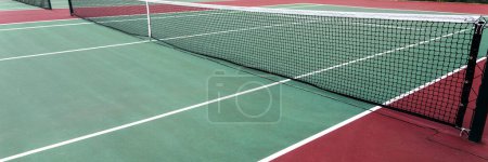 Foto de Pista de tenis con red, primer plano. Fondo deportivo - Imagen libre de derechos