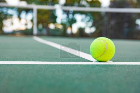 Foto de Pelota de tenis en pista de tenis con red en el fondo - Imagen libre de derechos