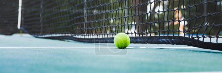 Foto de Pelota de tenis en pista de tenis con red en el fondo - Imagen libre de derechos