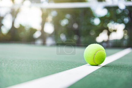 Foto de Pelota de tenis en la cancha con espacio de copia para su texto - Imagen libre de derechos