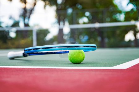 Foto de Raqueta de tenis y pelota en la cancha. Primer plano. - Imagen libre de derechos