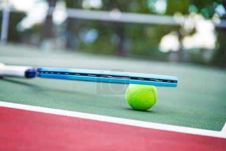 Foto de Raqueta de tenis y pelota en la cancha. Primer plano. - Imagen libre de derechos